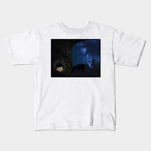 Max the lizard stargazing from a tree Kids T-Shirt